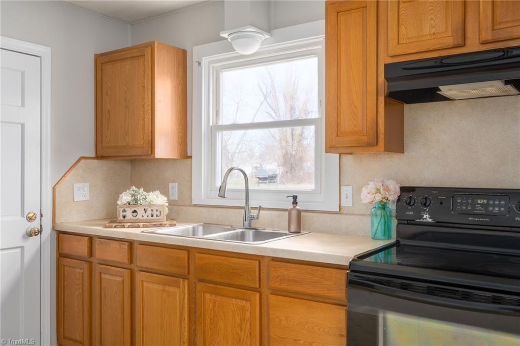 415 Peace Street High Point, NC 27262 - Photo 6 of 33 KITCHEN