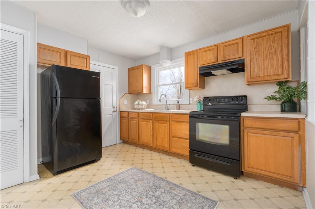 415 Peace Street High Point, NC 27262 - Photo 7 of 33 KITCHEN