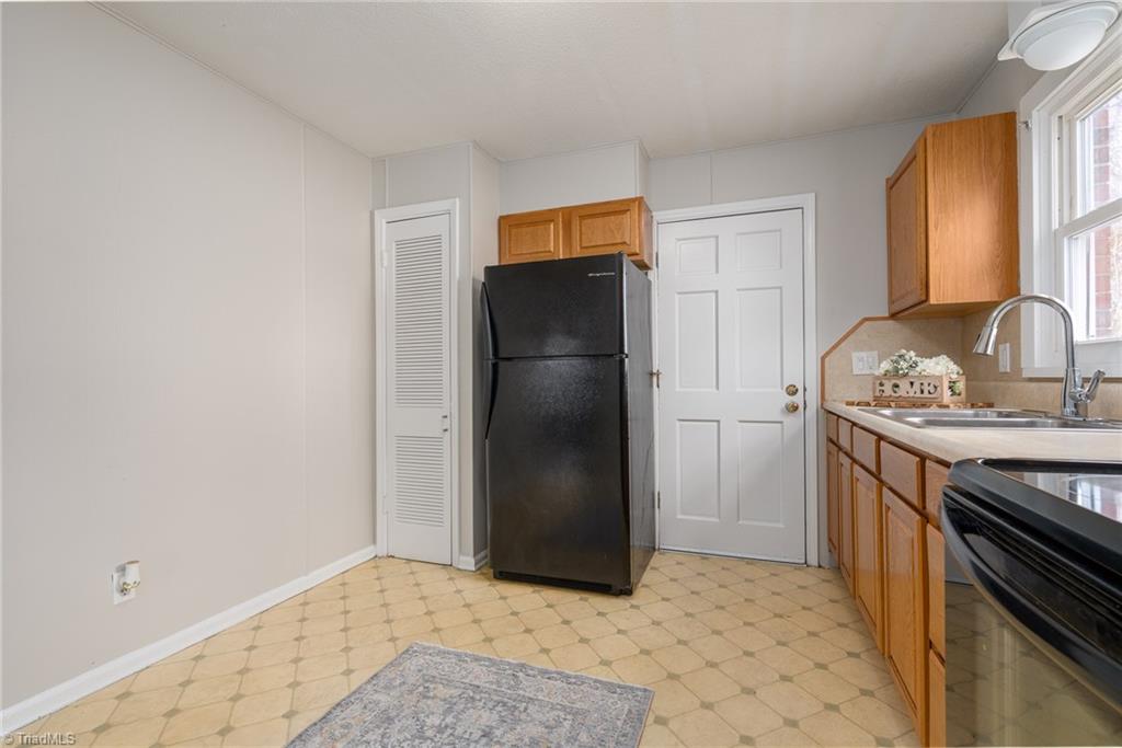 415 Peace Street High Point, NC 27262 - Photo 8 of 33 KITCHEN