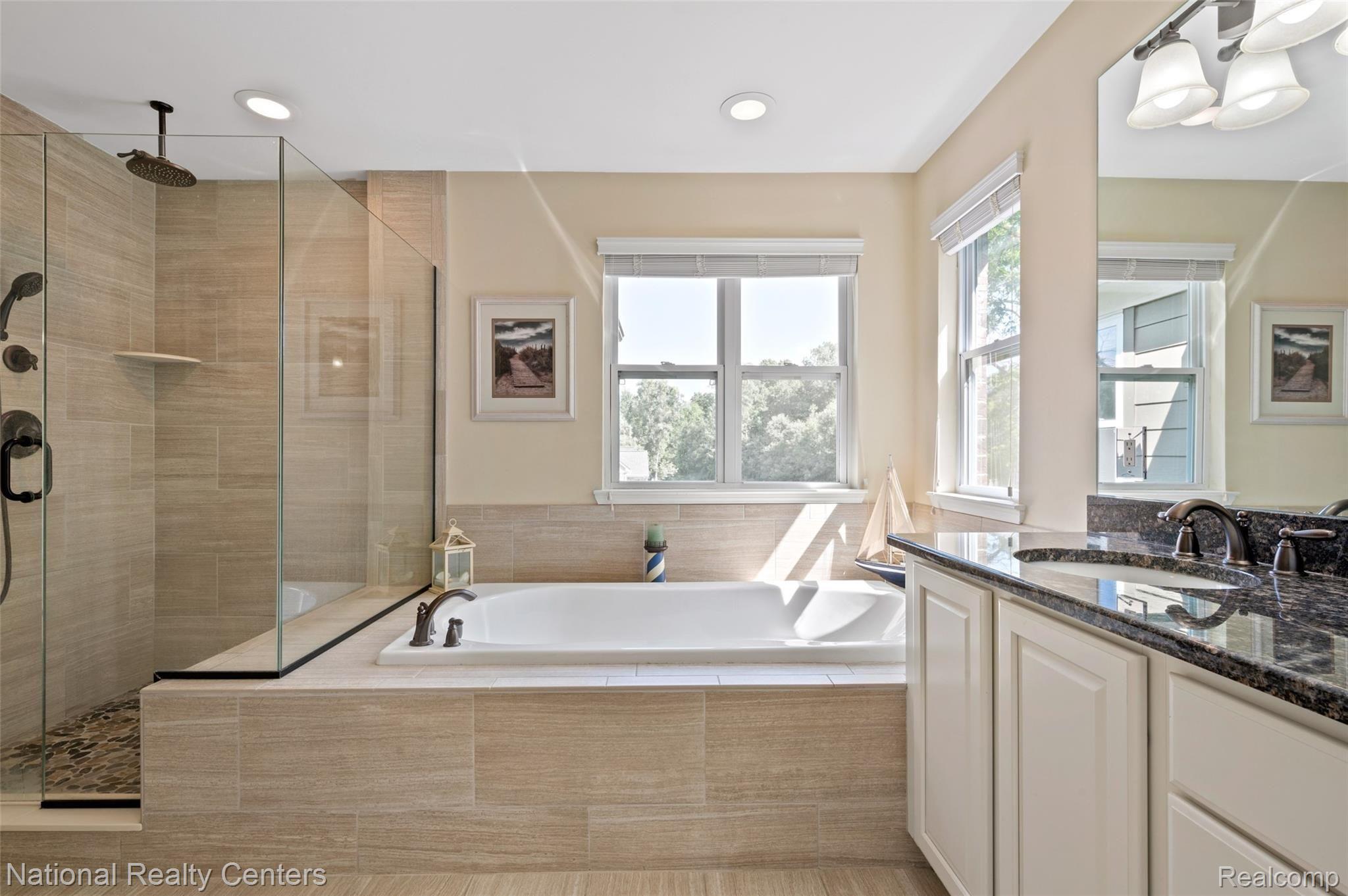 4552 Oakhurst Ridge Road Clarkston, MI 48348 - Photo 36 of 53 Large soaking tub
