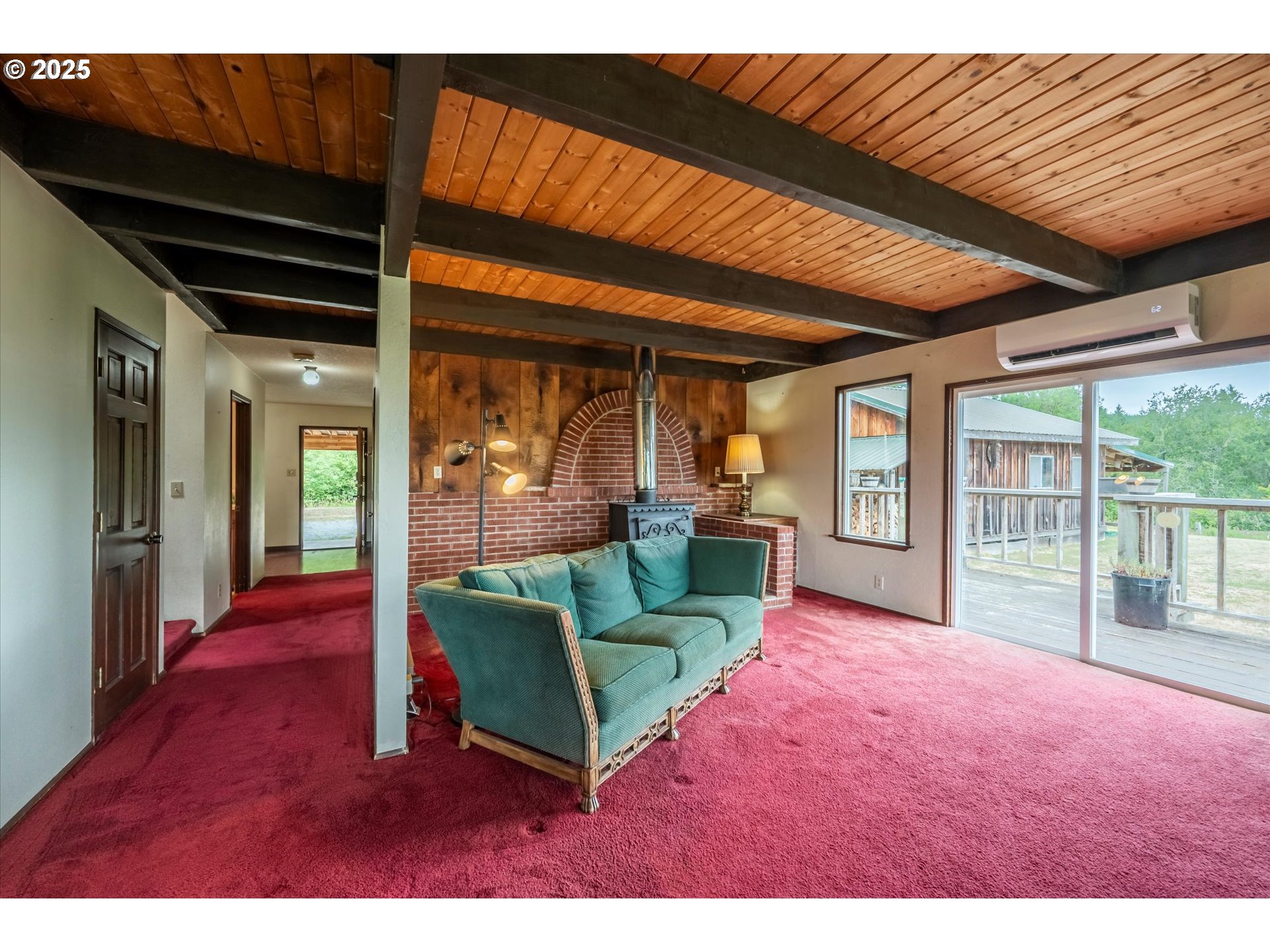 51372 Old Broadbent Road Myrtle Point, OR 97458 - Photo 5 of 41 Living Room