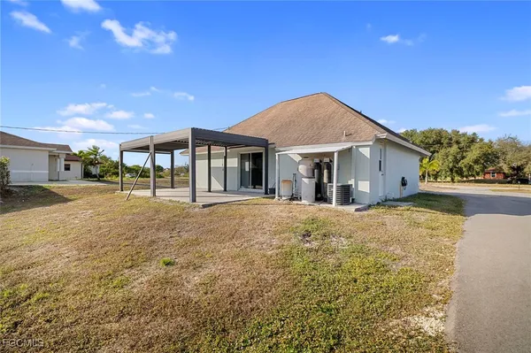 a view of a house with backyard and porch