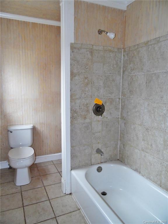 2106 Pinckney Road Chester, SC 29706 - Photo 14 of 18 a bathroom with a bathtub and a toilet