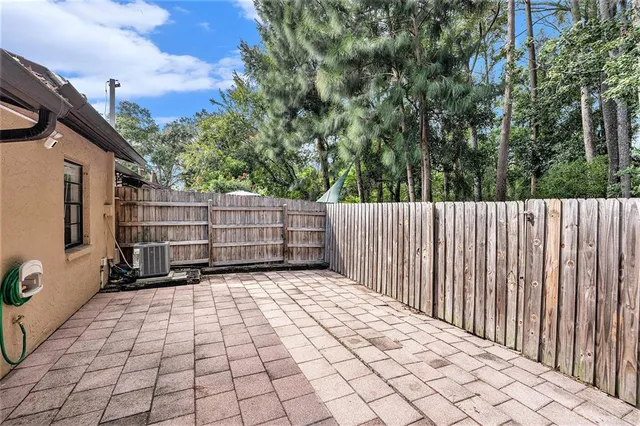 a view of a backyard