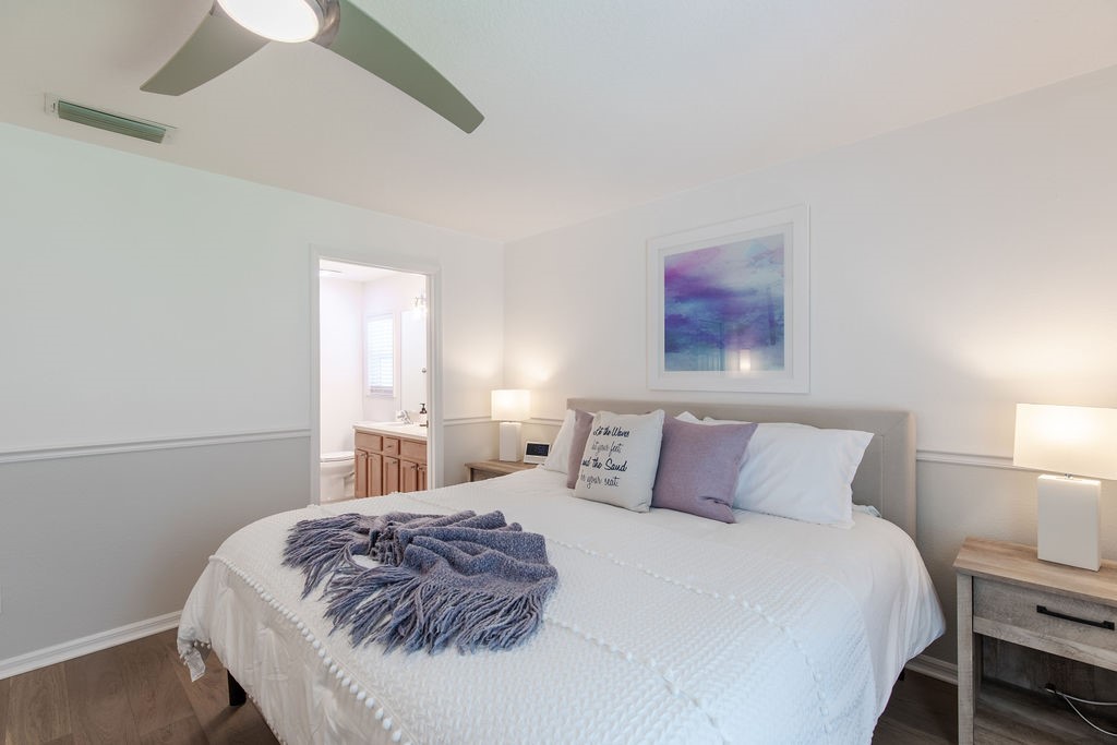 3673 2nd Place Southwest Vero Beach, FL 32968 - Photo 17 of 33 a bedroom with a bed and a lamp