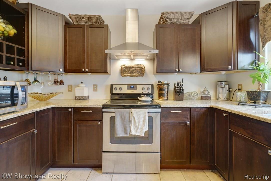241 Meadowlake Road Canton, MI 48188 - Photo 10 of 21 dsc09738-dsc09742 (1).jpg
