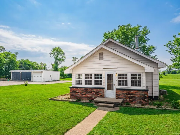 $215,000 | 8897 South 1075th Road West, Owensville, IN 47665