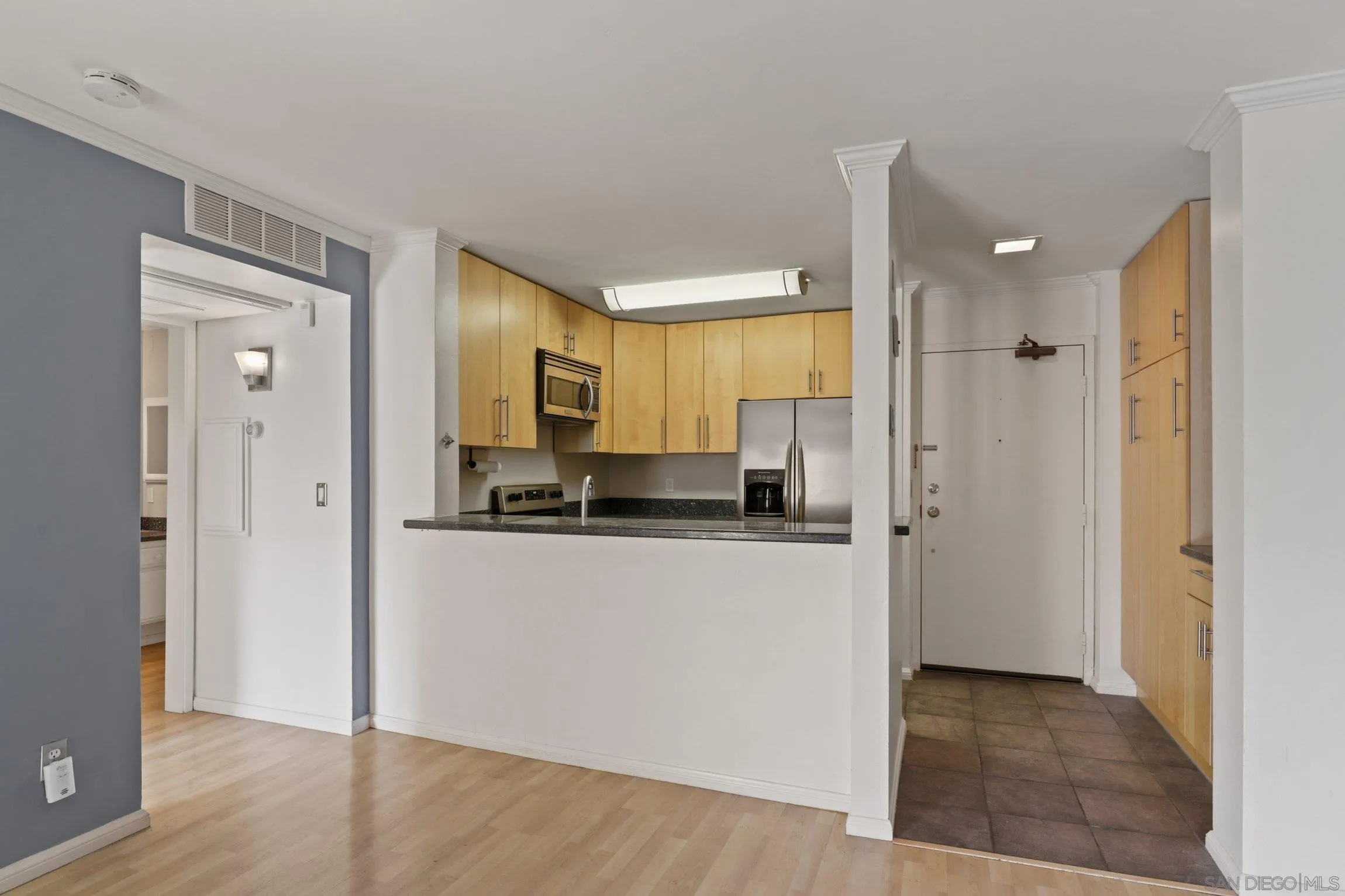 6757 Friars Road, Unit 13 San Diego, CA 92108 - Photo 4 of 15 a large bathroom with a glass shower door