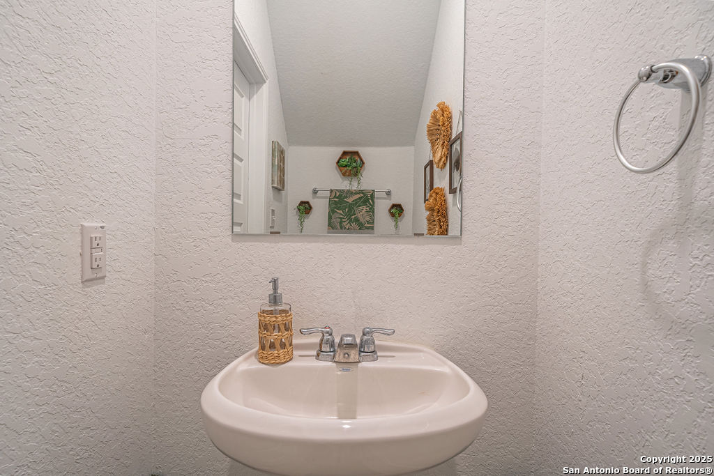 4422 Chandler Road, Unit 20 San Antonio, TX 78222 - Photo 12 of 38 a bathroom with a sink and a mirror