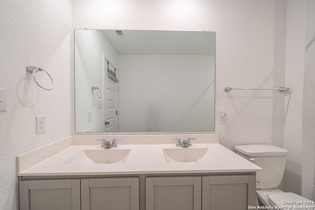 4422 Chandler Road, Unit 20 San Antonio, TX 78222 - Photo 19 of 38 a bathroom with a toilet sink and mirror