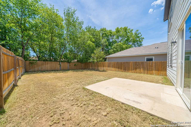 a view of a backyard