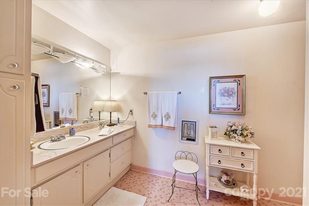 1300 Reece Road, Unit 520 Charlotte, NC 28209 - Photo 40 of 45 Gallery Image 40