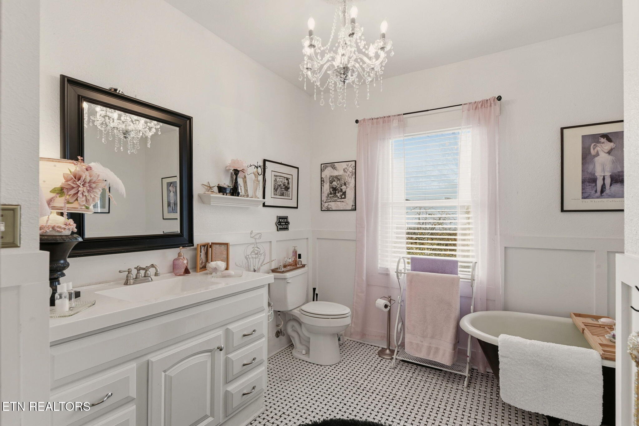 971 Maple Street Alcoa, TN 37701 - Photo 20 of 45 19 - Main Level Bath