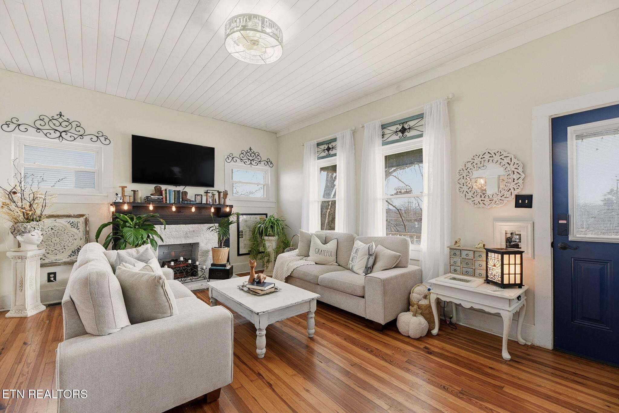 971 Maple Street Alcoa, TN 37701 - Photo 5 of 45 5 - Living Room