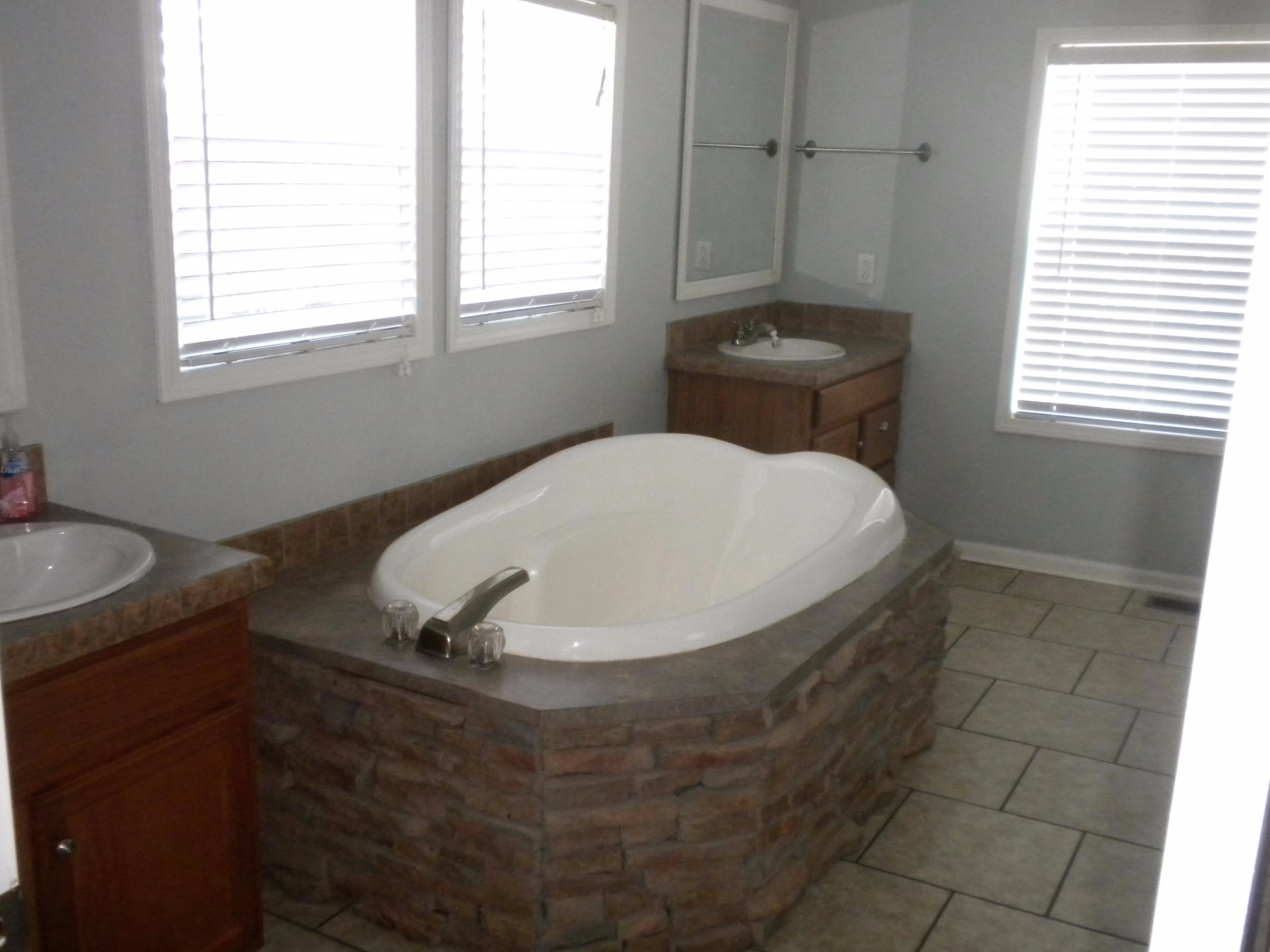 434 Miller Road Clinton, TN 37716 - Photo 26 of 40 Master Bath Tub