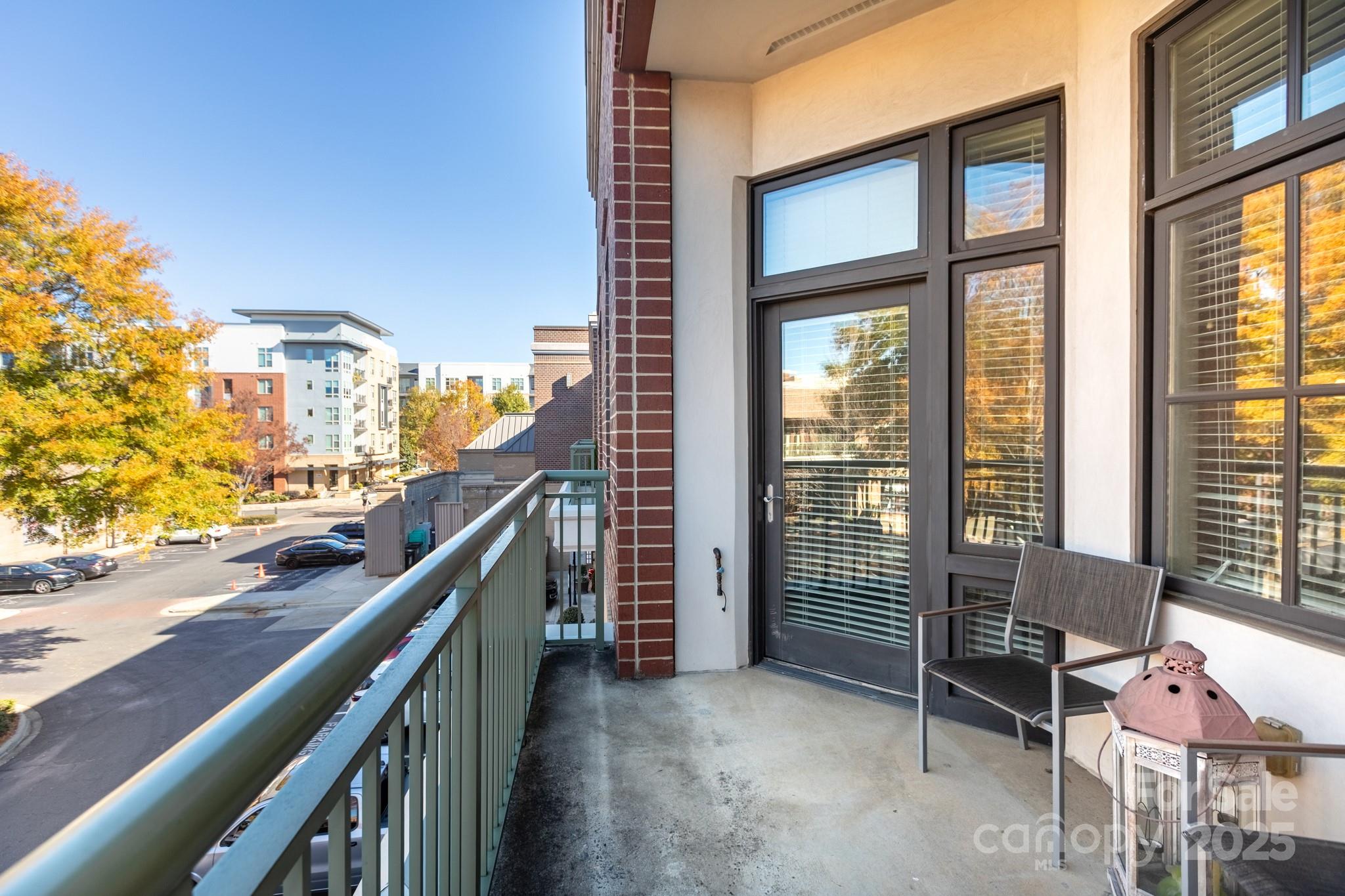 3920 Sharon Road Charlotte, NC 28211 - Photo 23 of 38 a balcony with an outdoor seating