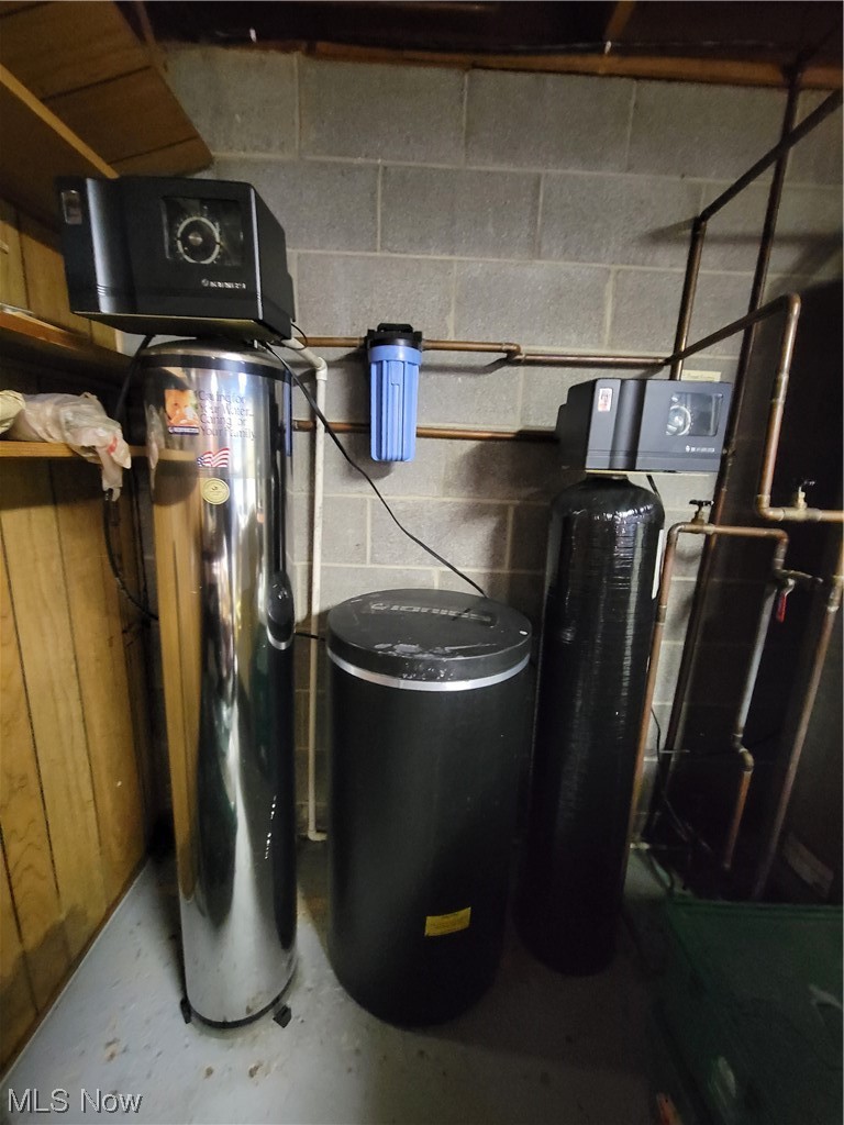 5759 Rhodes Road Kent, OH 44240 - Photo 23 of 29 Top of the line water system.
