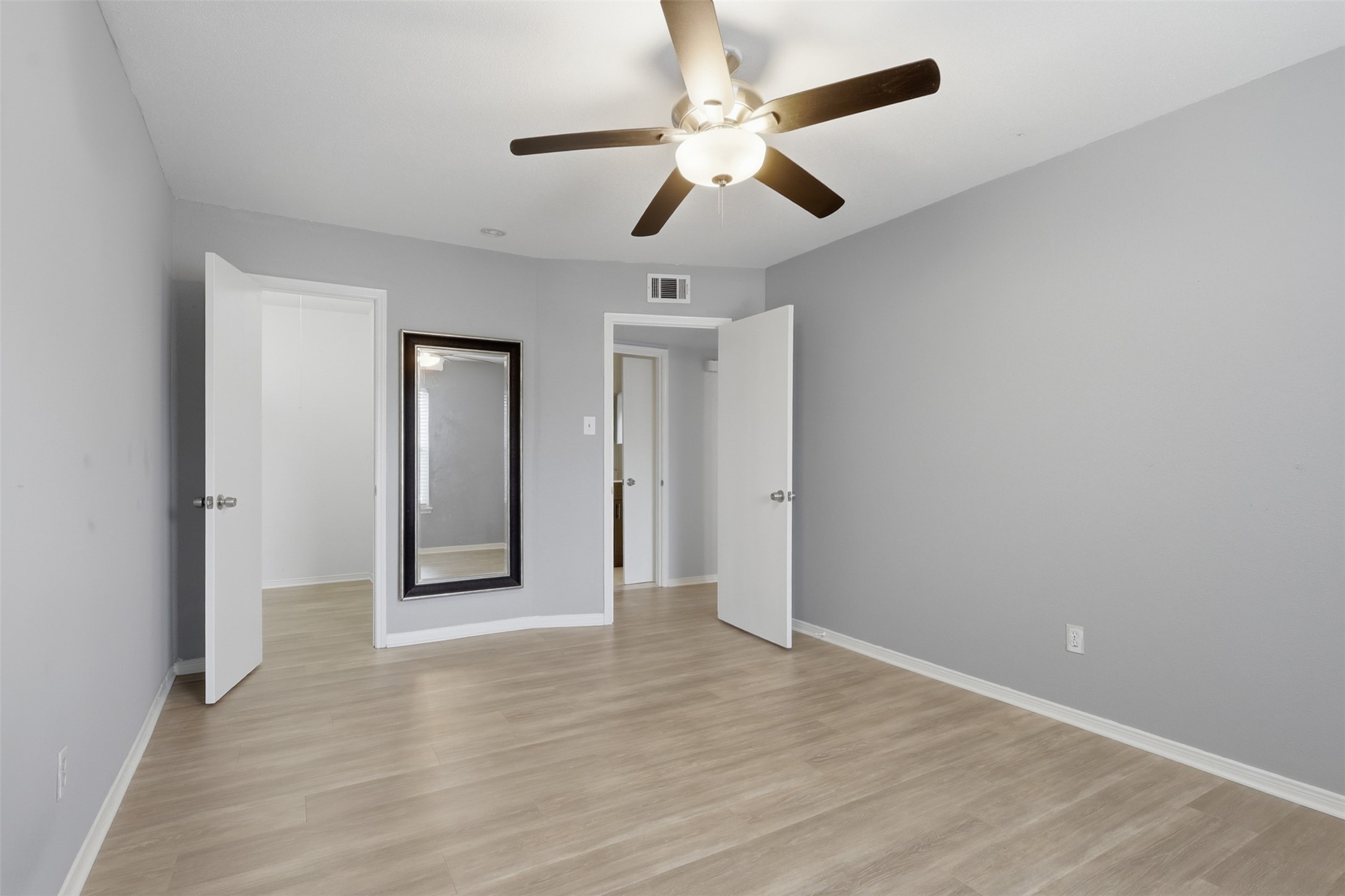 811 Threadneedle Street, Unit 287 Houston, TX 77079 - Photo 16 of 16 Additional view of third bedroom with versatile living options.