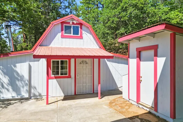 a view of a house with a backyard