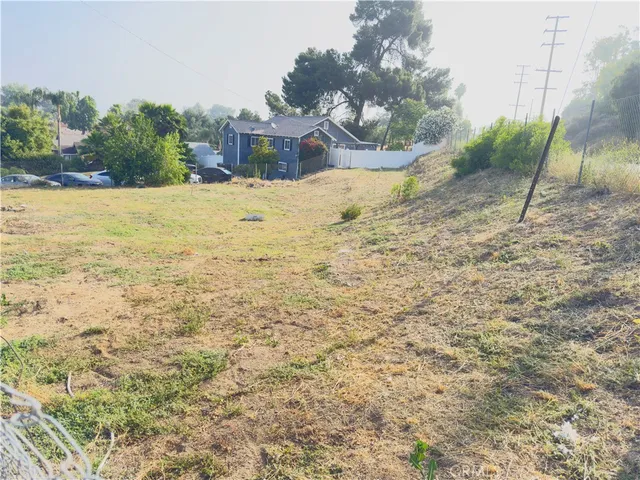 a view of a yard with a house
