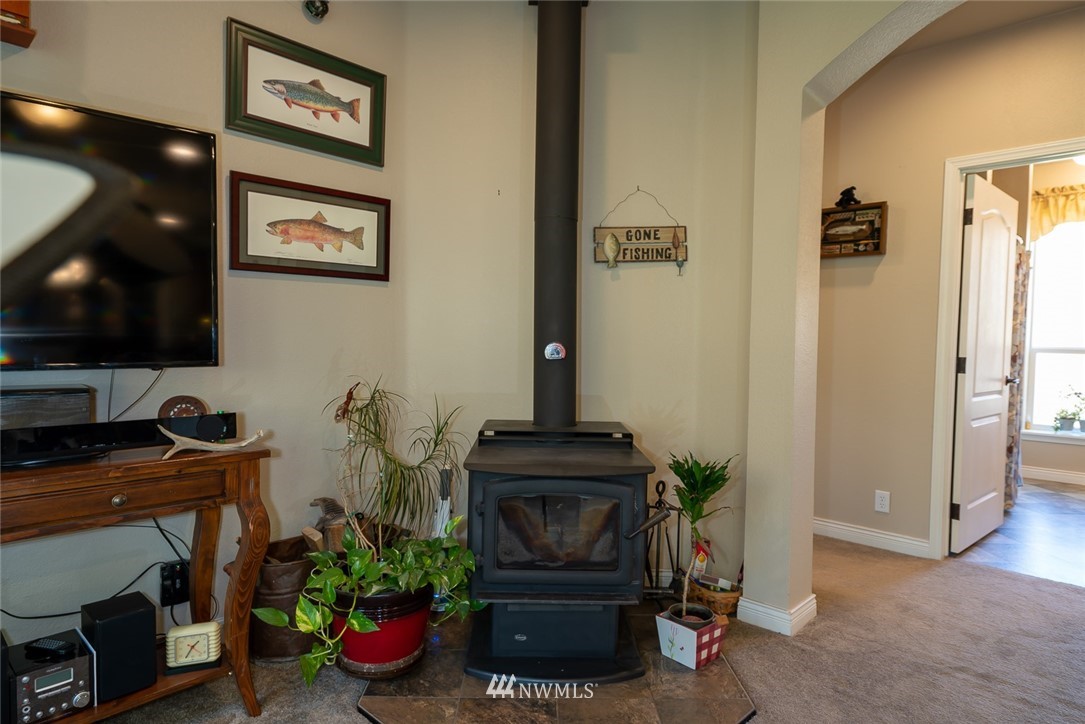 3111 Bettas Road Cle Elum, WA 98922 - Photo 11 of 21 a view of a livingroom with furniture and a flat screen tv