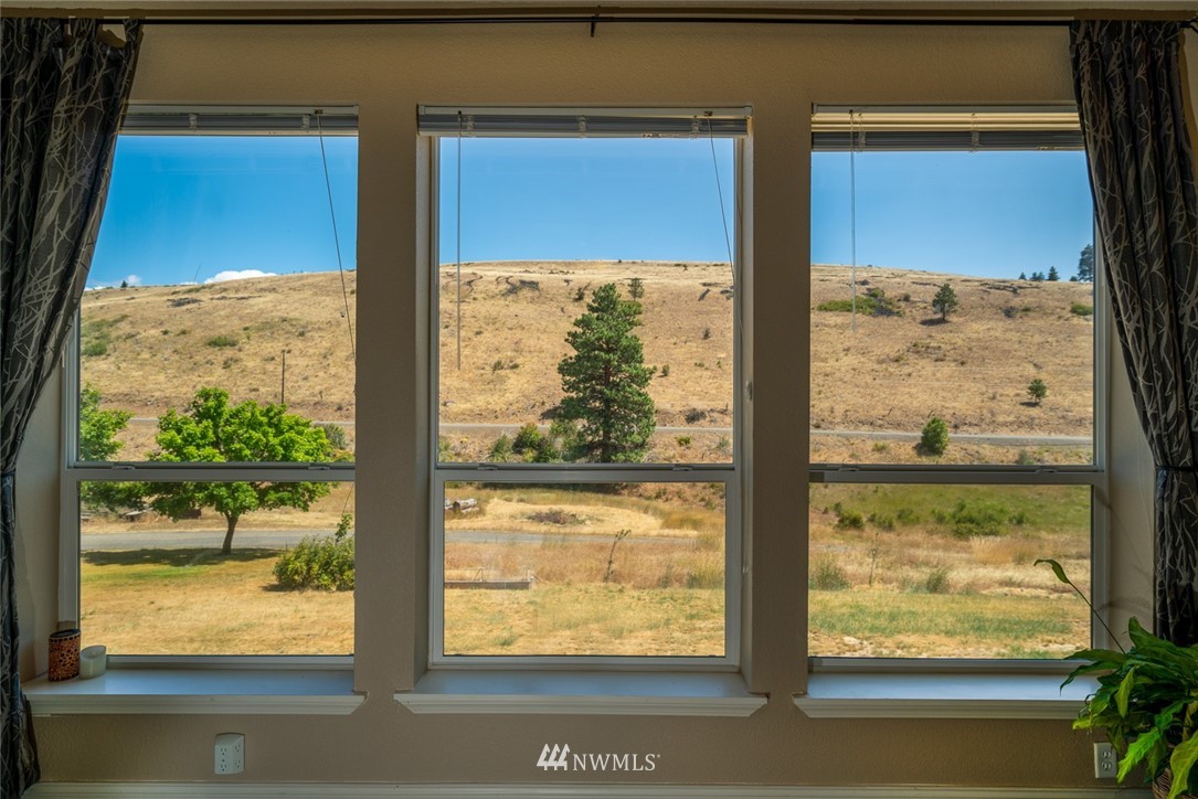 3111 Bettas Road Cle Elum, WA 98922 - Photo 12 of 21 a view of a glass door with a yard from a living room