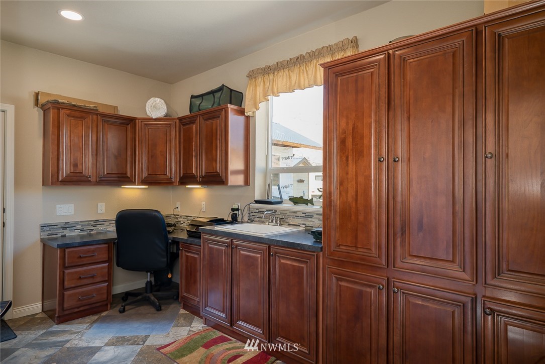 3111 Bettas Road Cle Elum, WA 98922 - Photo 14 of 21 a view of a kitchen with a window and cabinets