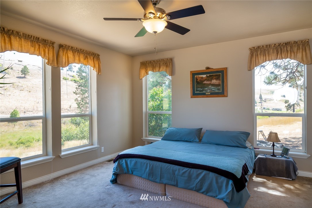 3111 Bettas Road Cle Elum, WA 98922 - Photo 15 of 21 a bedroom with a bed and a window