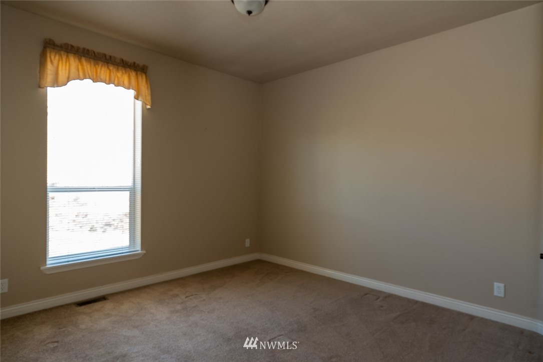 3111 Bettas Road Cle Elum, WA 98922 - Photo 18 of 21 an empty room with a window