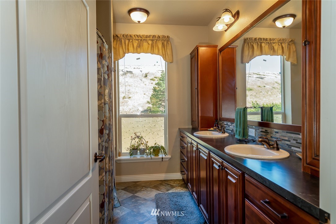 3111 Bettas Road Cle Elum, WA 98922 - Photo 19 of 21 a bathroom with a tub a sink and a large mirror