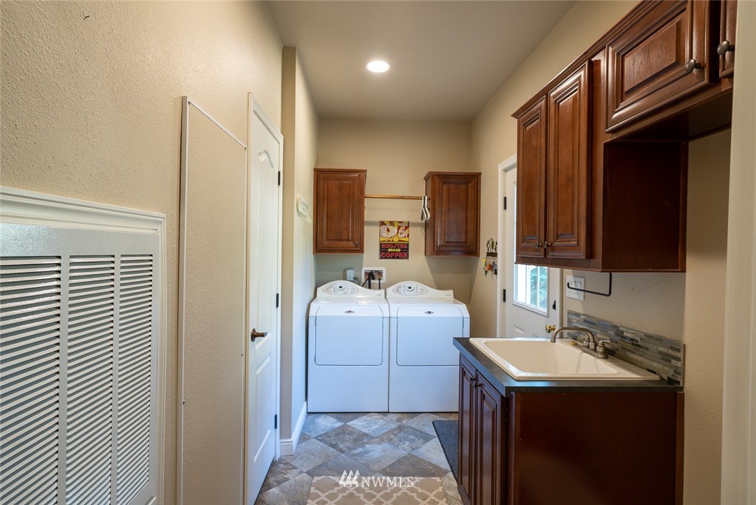 3111 Bettas Road Cle Elum, WA 98922 - Photo 21 of 21 a bathroom with a sink a toilet and mirror
