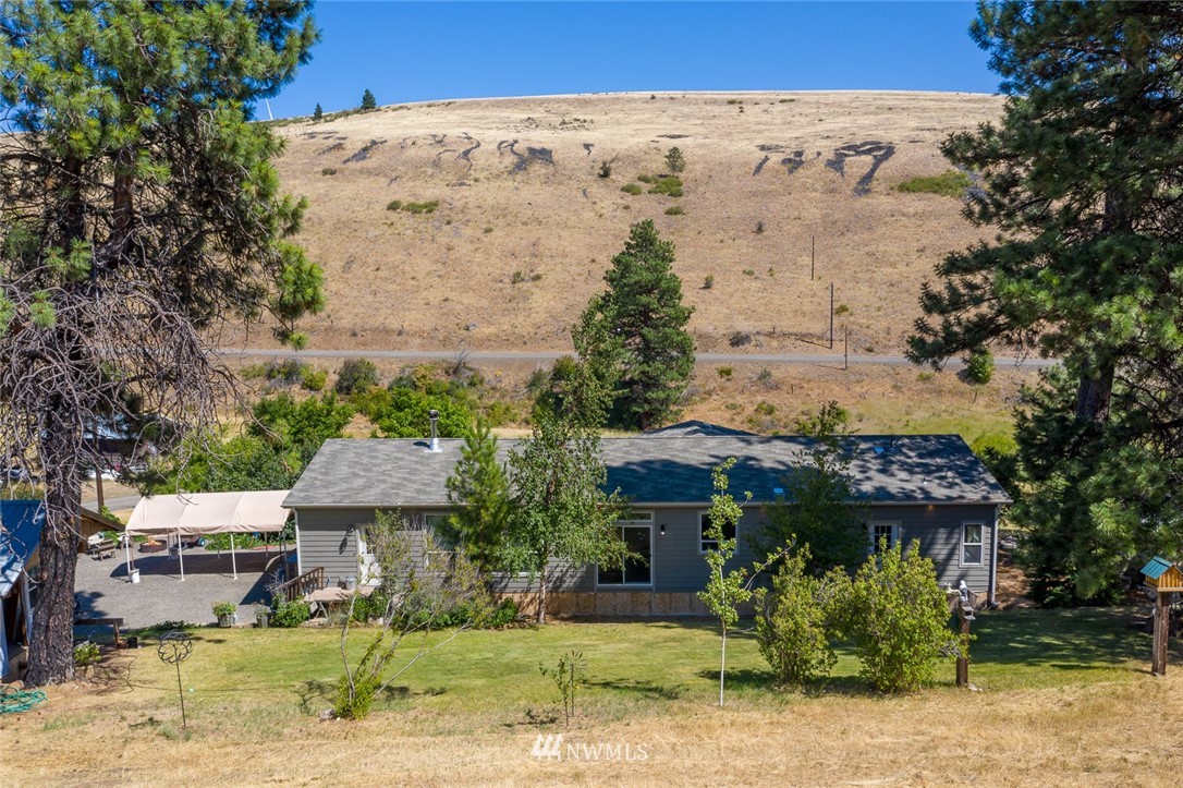 3111 Bettas Road Cle Elum, WA 98922 - Photo 5 of 21 a view of a house with a garden