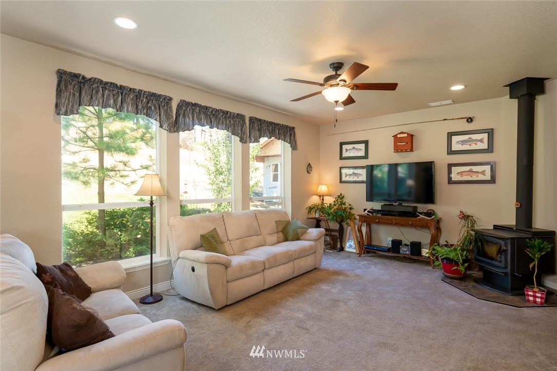 3111 Bettas Road Cle Elum, WA 98922 - Photo 10 of 21 a living room with furniture and a flat screen tv