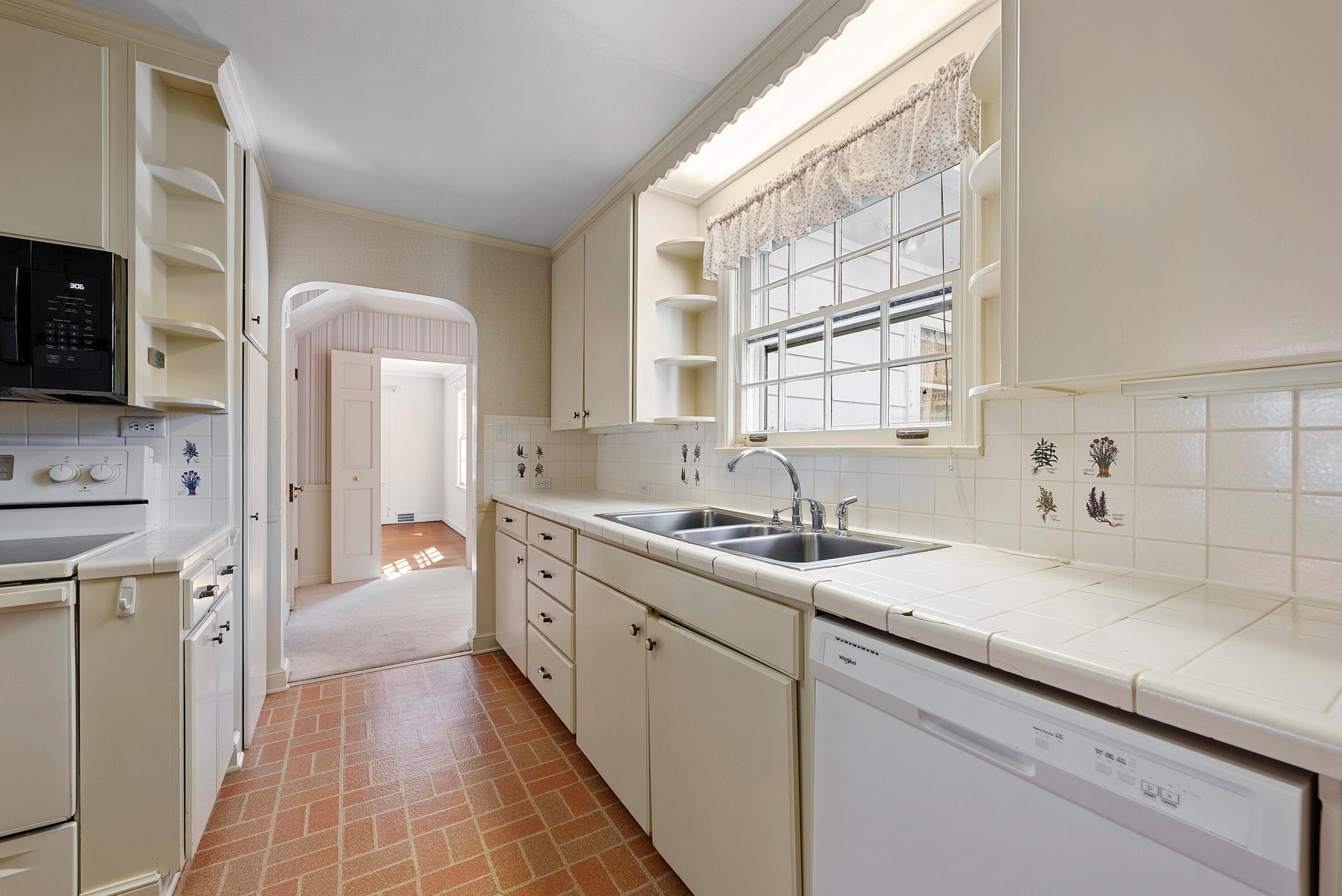 2685 Andover Road Columbus, OH 43221 - Photo 19 of 62 Kitchen