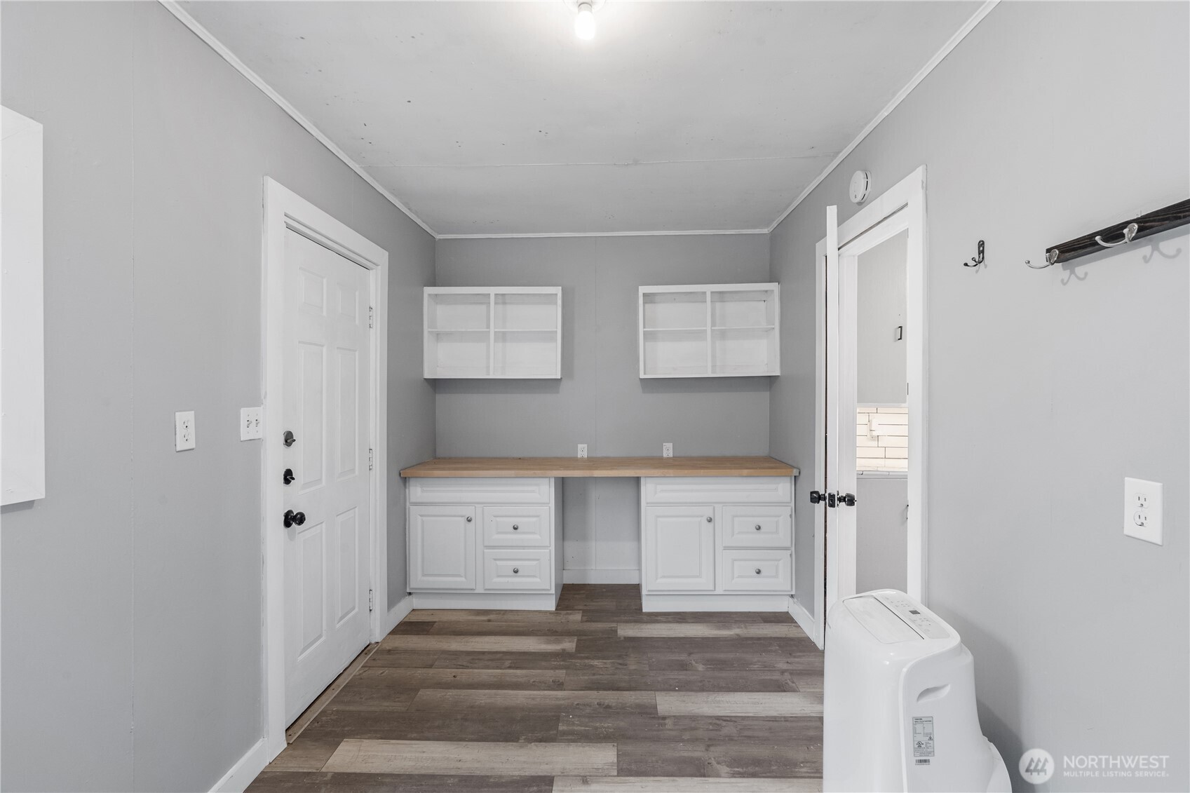 2405 1st Street Cosmopolis, WA 98537 - Photo 21 of 36 a spacious bathroom with a sink mirror and a bath tub