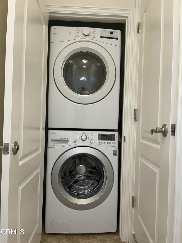3226 La Crescenta Avenue Glendale, CA 91208 - Photo 14 of 18 a utility room with dryer and washer