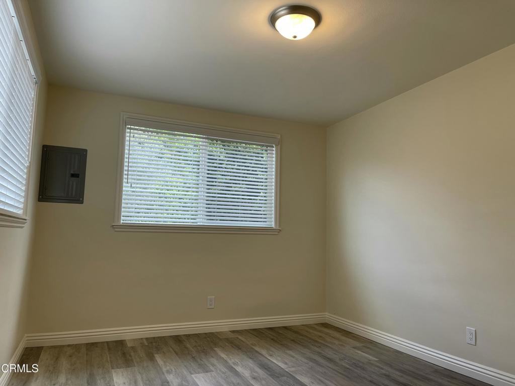 3226 La Crescenta Avenue Glendale, CA 91208 - Photo 15 of 18 an empty room with a window