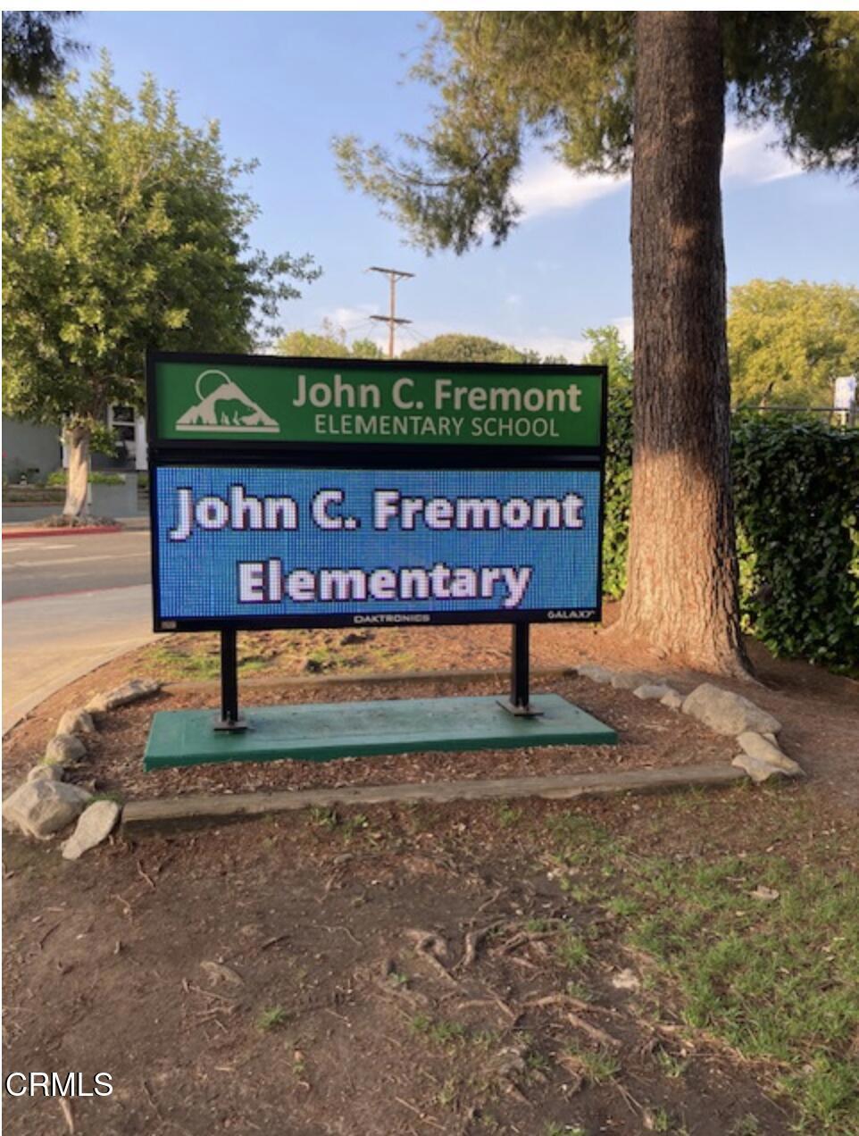 3226 La Crescenta Avenue Glendale, CA 91208 - Photo 16 of 18 a sign on the side of the road