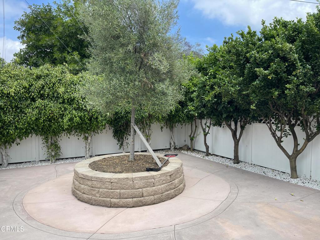 3226 La Crescenta Avenue Glendale, CA 91208 - Photo 4 of 18 a view of a bird bath