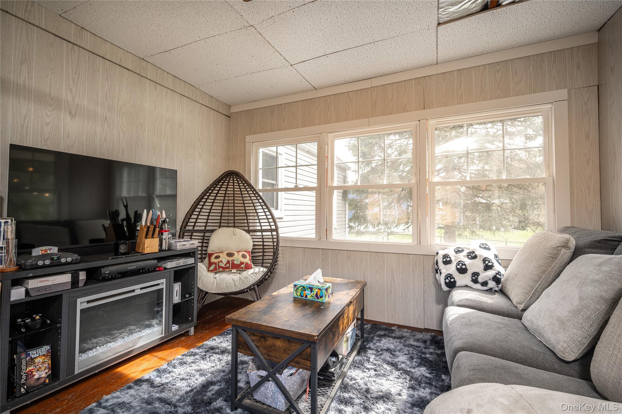 36 Edgewood Road Cortlandt Manor, NY 10567 - Photo 11 of 22 Sun-filled bonus room—perfect for a home office, playroom, or relaxation space.
