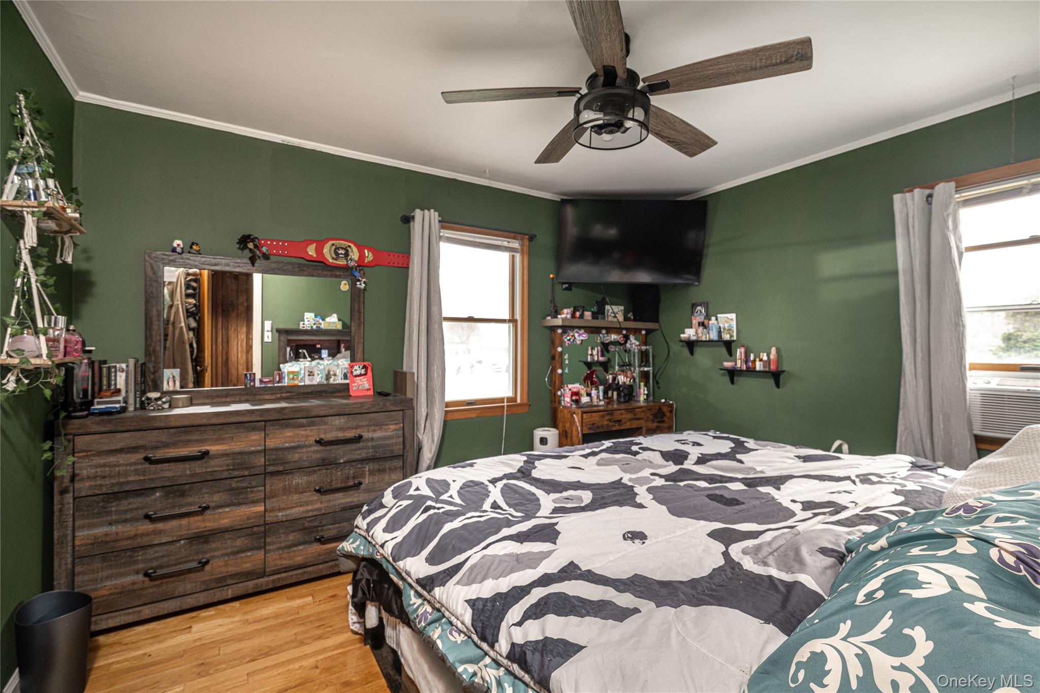 36 Edgewood Road Cortlandt Manor, NY 10567 - Photo 13 of 22 Comfortable bedroom with hardwood flooring and generous natural light.