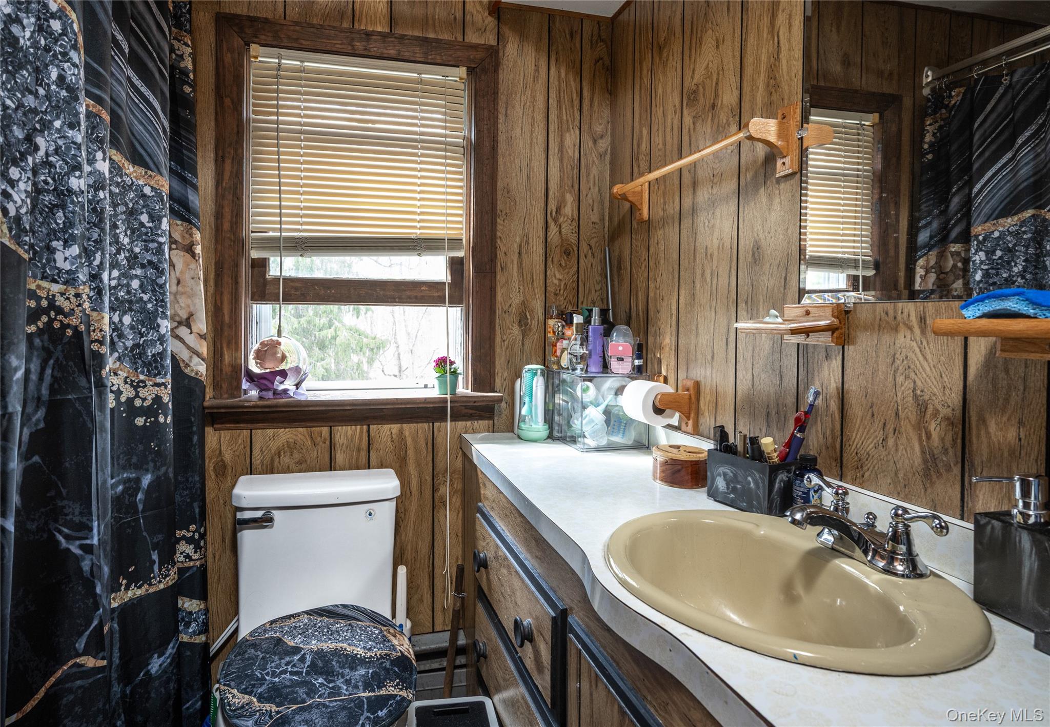 36 Edgewood Road Cortlandt Manor, NY 10567 - Photo 18 of 22 Second full bathroom on upper level with classic finishes.