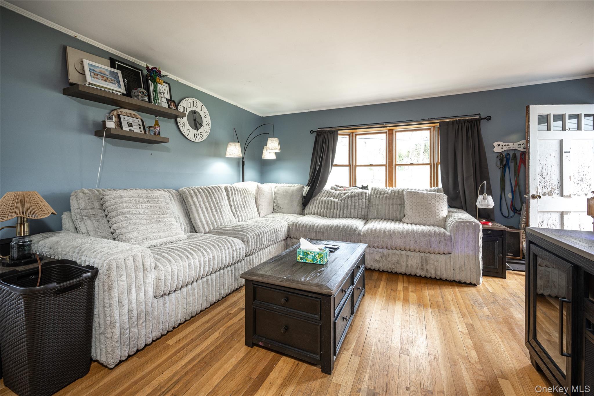36 Edgewood Road Cortlandt Manor, NY 10567 - Photo 4 of 22 Spacious living area featuring hardwood floors and a cozy layout.