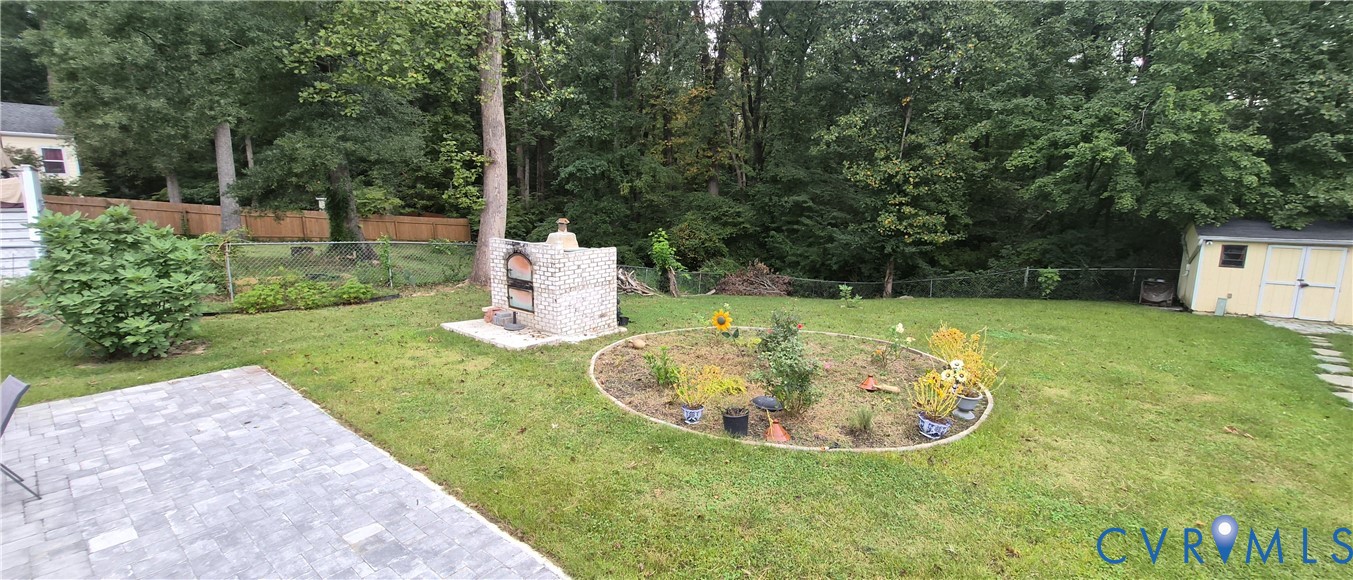 12409 Locustgrove Road Henrico, VA 23238 - Photo 5 of 40 Expansive backyard featuring a paver patio, built-