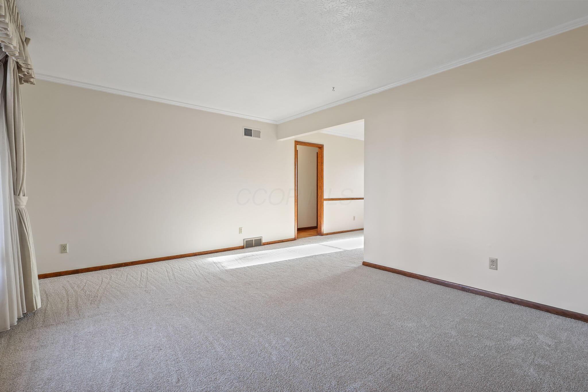 6066 Sandgate Road Columbus, OH 43229 - Photo 4 of 47 27-web-or-mls-G02A8490