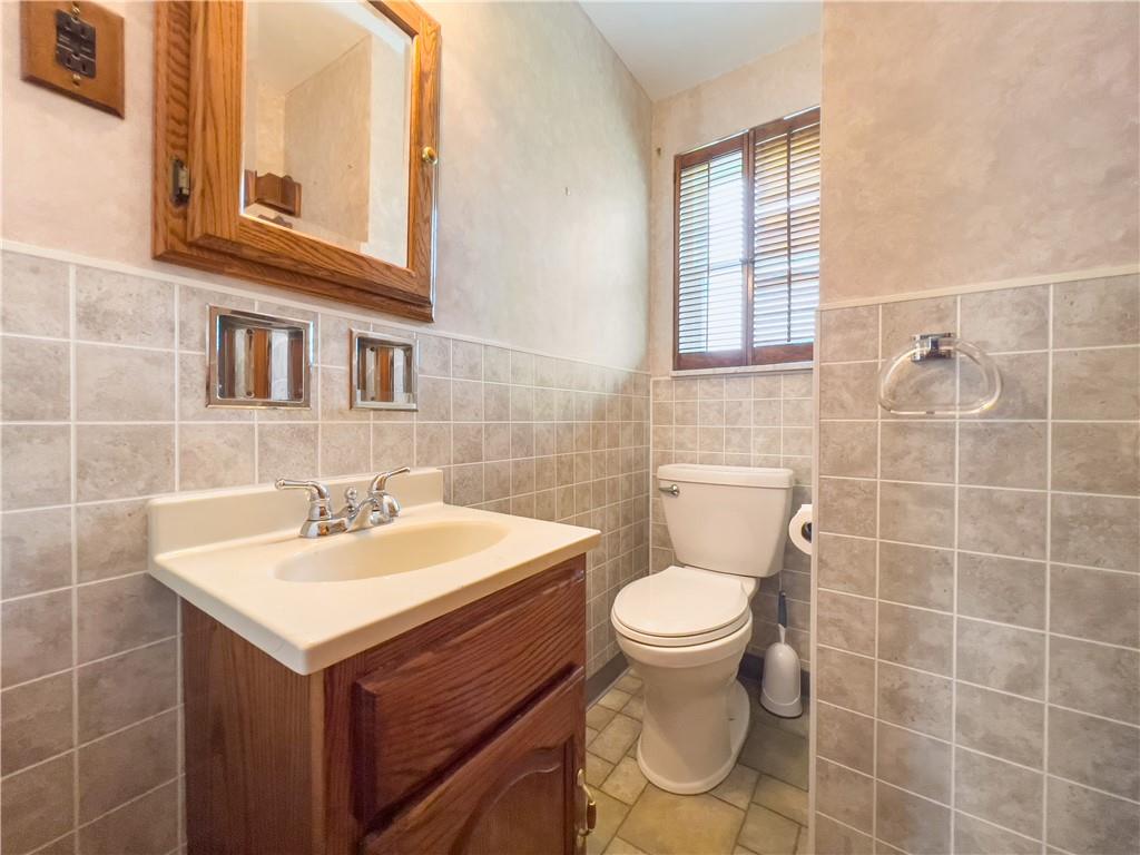 2023 Spring Hill Road Pittsburgh, PA 15243 - Photo 8 of 20 a bathroom with a sink a toilet and a mirror