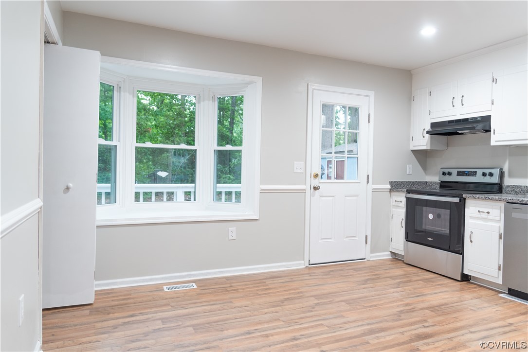 10807 Drayton Road Chester, VA 23831 - Photo 7 of 32 a kitchen with granite countertop a stove a sink and a refrigerator