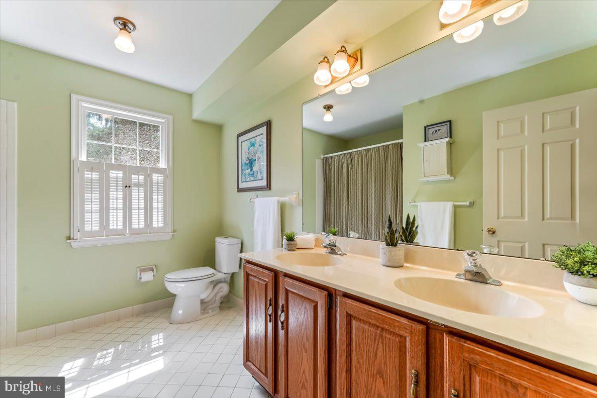 725 Beversrede Trail Kennett Square, PA 19348 - Photo 31 of 41 Full hallway bath with double sinks.