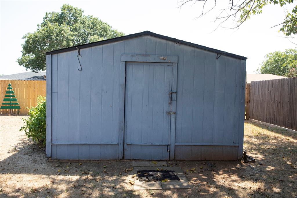 1202 Randy Drive Graham, TX 76450 - Photo 33 of 40 a backyard of a house