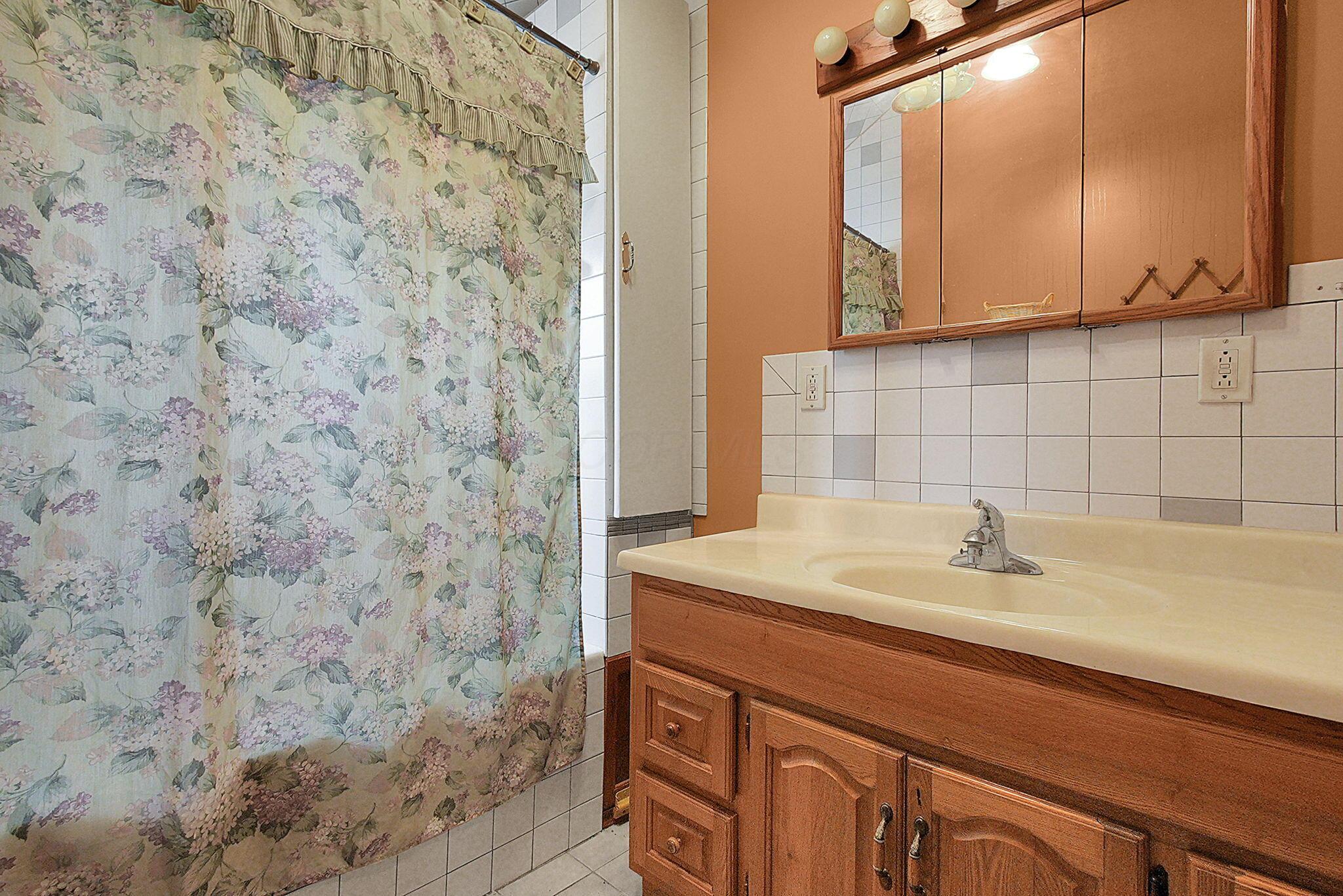 1258 Hart Road Columbus, OH 43223 - Photo 12 of 36 9-web-or-mls-1258-hart-rd